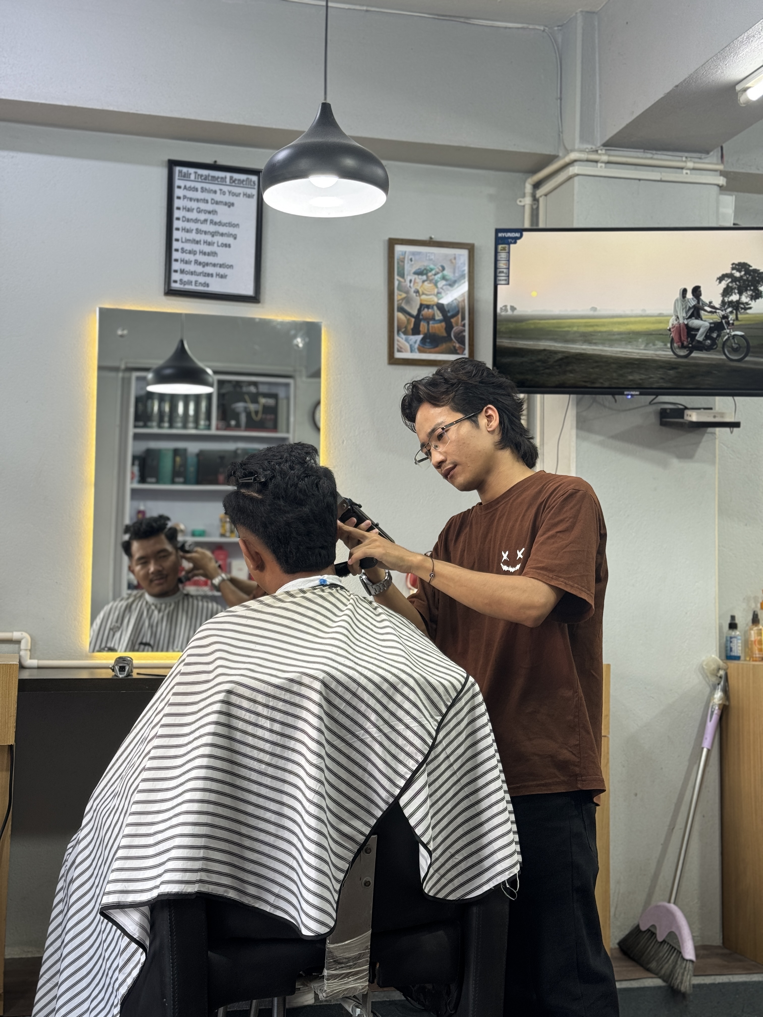 Portrait of Vejan Budha Magar holding barber clippers